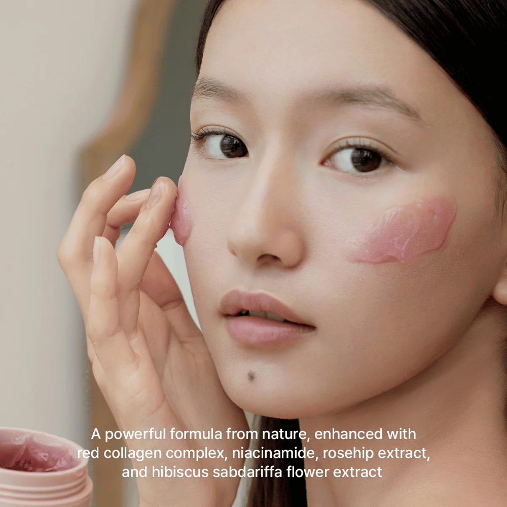 Modell applicerar Arencia Red Smoothie Serum 30 med röd collagen complex, niacinamid, nypon och hibiskus för fastare hud.