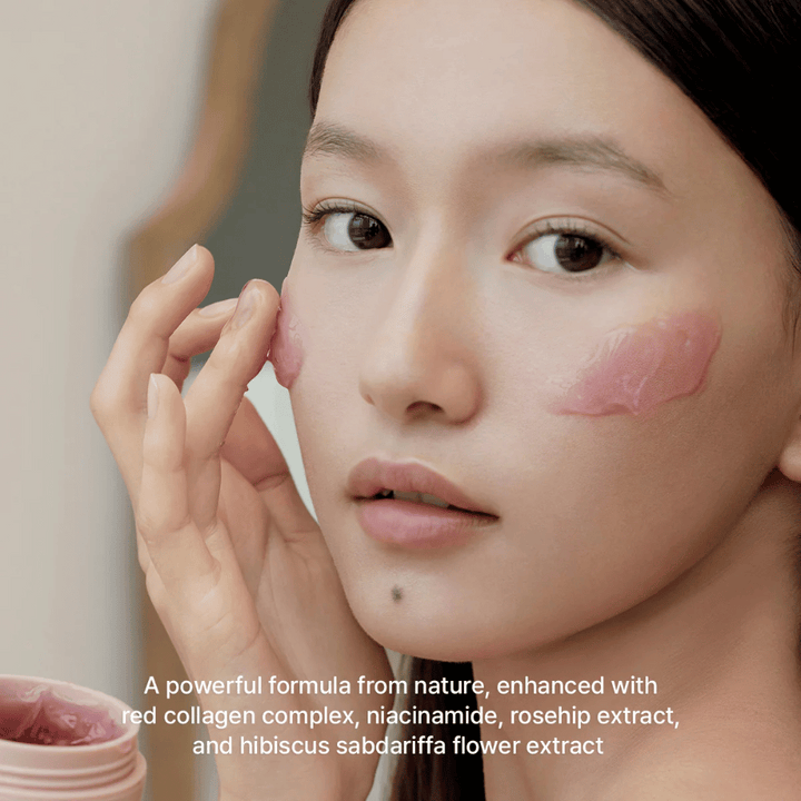 Modell applicerar Arencia Red Smoothie Serum 30 med röd collagen complex, niacinamid, nypon och hibiskus för fastare hud.