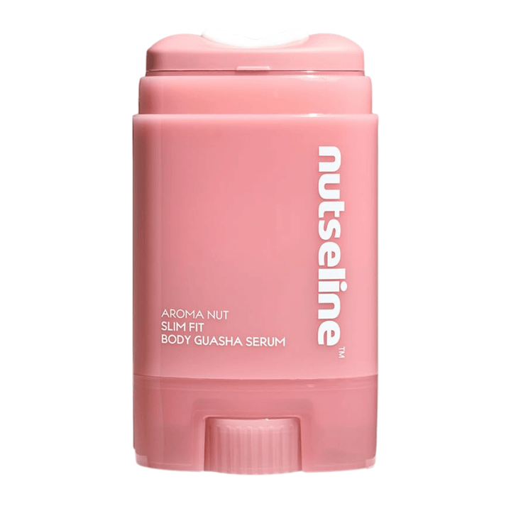 Ren frilagt produktbilde av Nuseline Aroma Nut Slim Fit Body Guasha Serum på lys bakgrunn med fokus på emballasjens design.