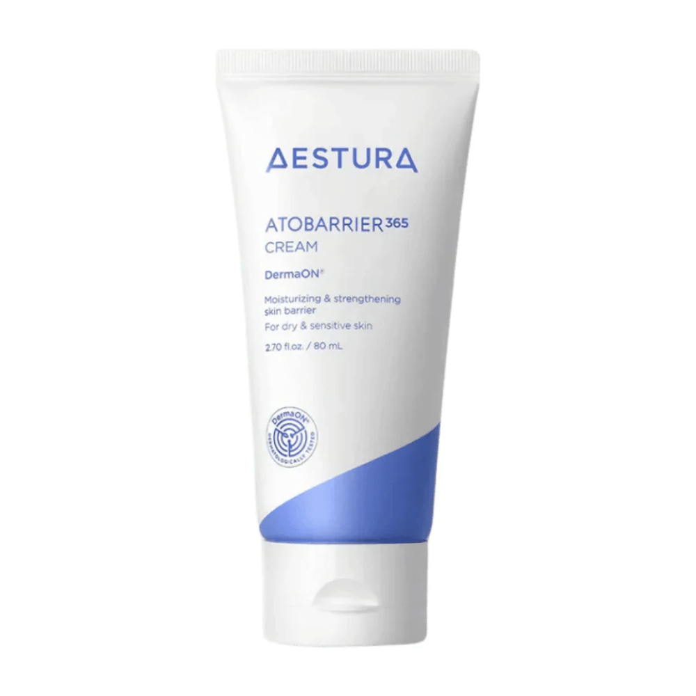 Aestura Atobarrier 365 Cream i en 80 ml tube. Kremen er utformet for å fukte og styrke hudbarrieren, spesielt for tørr og sensitiv hud. Produktet kommer i en hvit tube med blå detaljer og inneholder DermaON™ for optimal hudpleie.