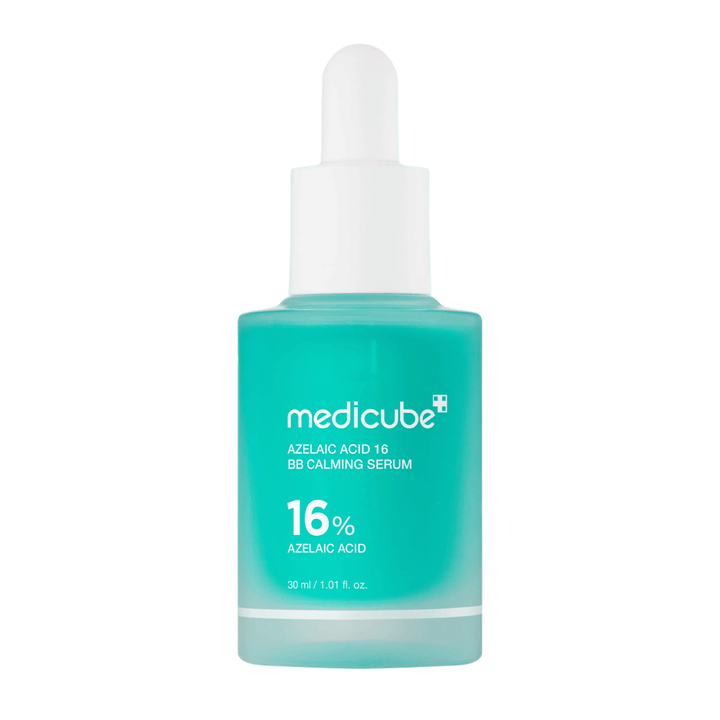 Frilagt produktbilde av Medicube Azelaic Acid 16 BB Calming Serum med 16 % azelainsyre i turkis flaske med pipette for beroligende og balanserende hudpleie.