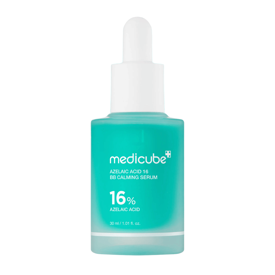 Frilagt produktbilde av Medicube Azelaic Acid 16 BB Calming Serum med 16 % azelainsyre i turkis flaske med pipette for beroligende og balanserende hudpleie.