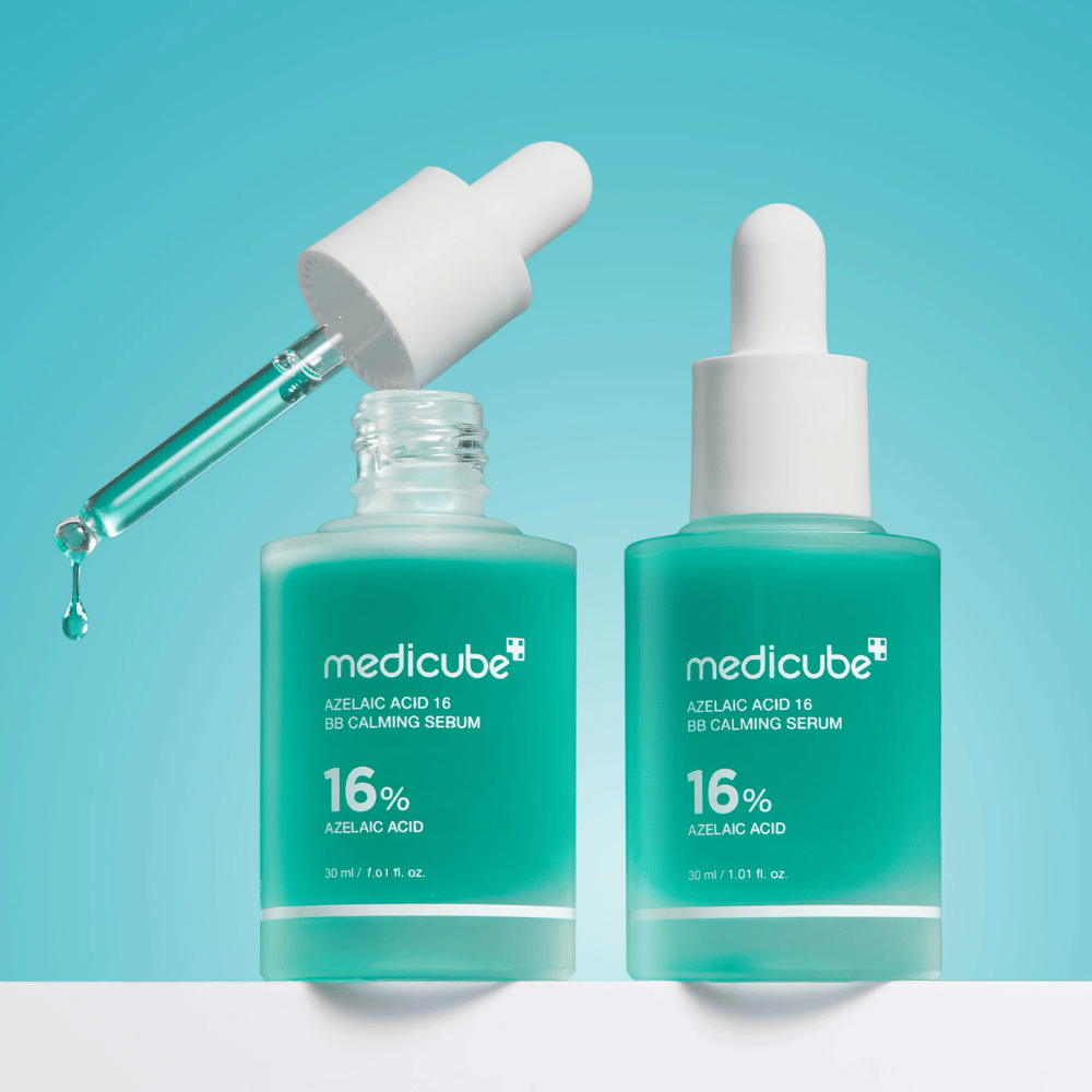 Detaljbilde av Medicube Azelaic Acid 16 BB Calming Serum med åpen pipette og serumdråper som viser den lette flytende konsistensen og den hygieniske påføringen.