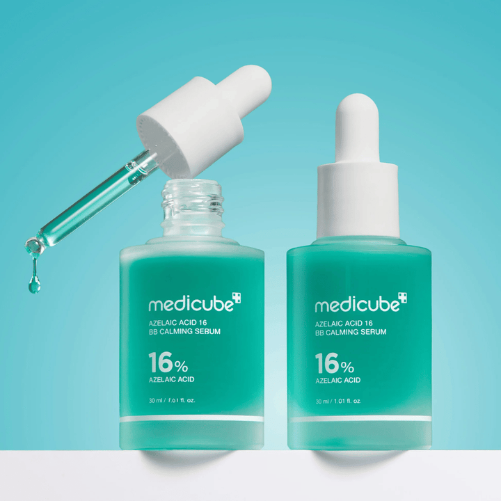 Detaljbilde av Medicube Azelaic Acid 16 BB Calming Serum med åpen pipette og serumdråper som viser den lette flytende konsistensen og den hygieniske påføringen.