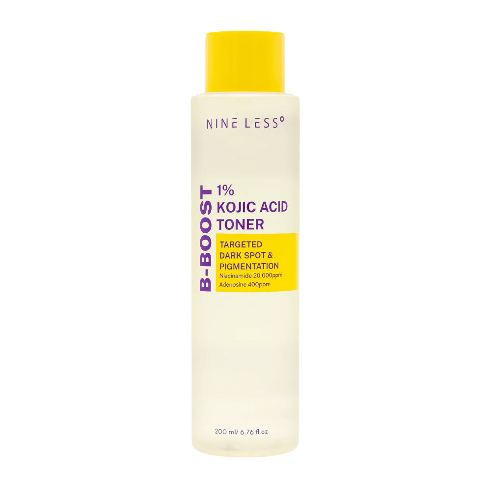 Produktbilde på NINE LESS B-Boost 1% Kojic Acid Toner, en lysegul flaske med gul kork og lilla tekst. Toner med kojinsyre og niacinamid som reduserer pigmentflekker.