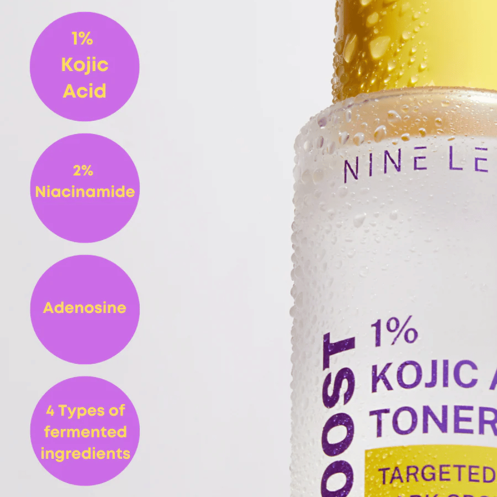 Flaske med NINE LESS B-Boost 1% Kojic Acid Toner med dråper på overflaten. Viser nøkkelingredienser: 1 % Kojinsyre, 2 % Niacinamid, Adenosin og 4 typer fermenterte ingredienser mot mørke flekker.