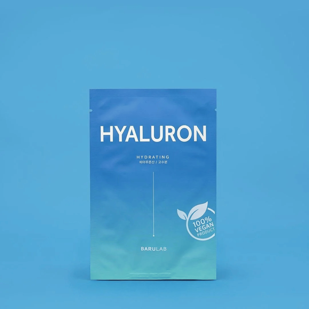 En pakke med BARULAB "HYALURON Hydrating" maske, merket som "100% Vegan Product", foran en ensfarget blå bakgrunn. Pakken har en fargegradient fra mørkeblå til lyseblå.