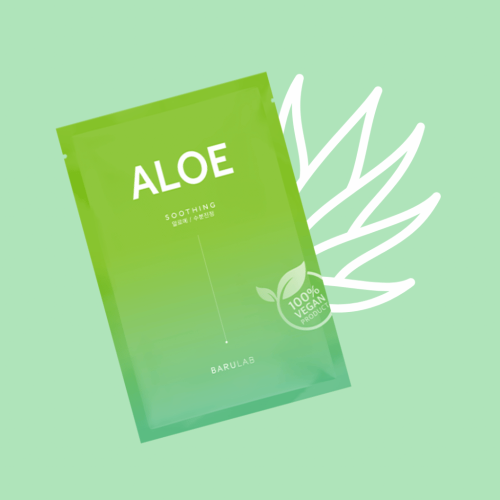 En pakke av BARULAB-produktet "Aloe Soothing" maske vises foran en illustrasjon av aloe vera-blader. Produktet er merket som "100% Vegan Product" mot en myk grønn bakgrunn.