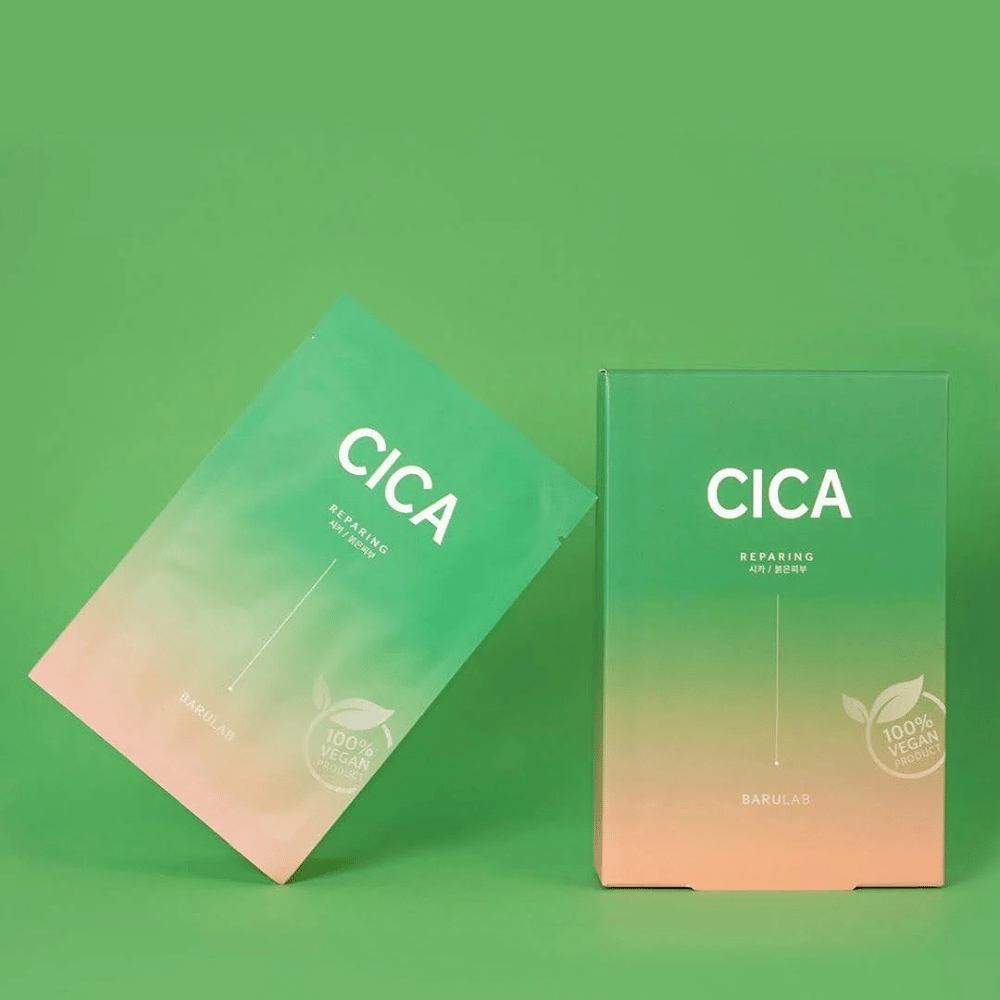 To produkter fra BARULAB, en i en pose og en i en eske, begge merket med "CICA Repairing" mot en ensartet grønn bakgrunn. Produktene er også merket som "100% Vegan Product".