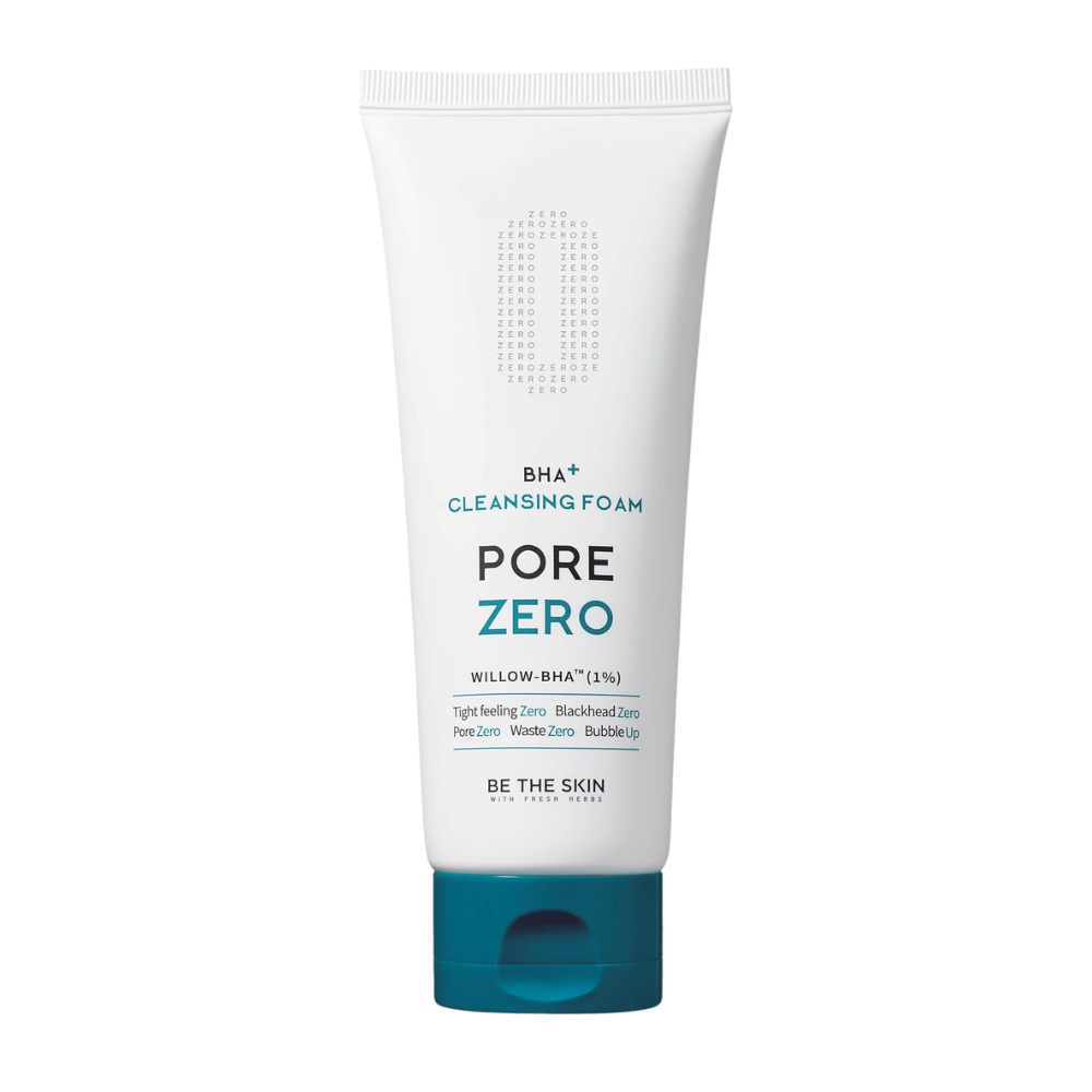 Frilagt produktbilde av Be The Skin Pore Zero BHA+ Cleansing Foam med hvit tube og blå kork. Det minimalistiske designet fremhever produktets moderne og kliniske estetikk samt fokus på porepleie og mild eksfoliering.
