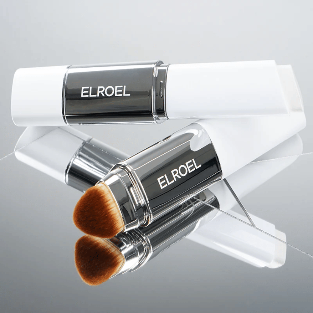 ELROEL Blanc Cover Cream Stick med integrert børste plassert på speiloverflate for å vise myk bust og jevn påføring.