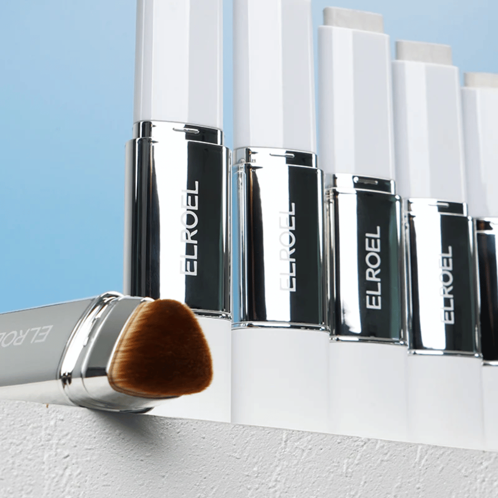 ELROEL Blanc Cover Cream Stick concealer med flere nyanser påført som swatches som viser farge, dekning og kremet konsistens.