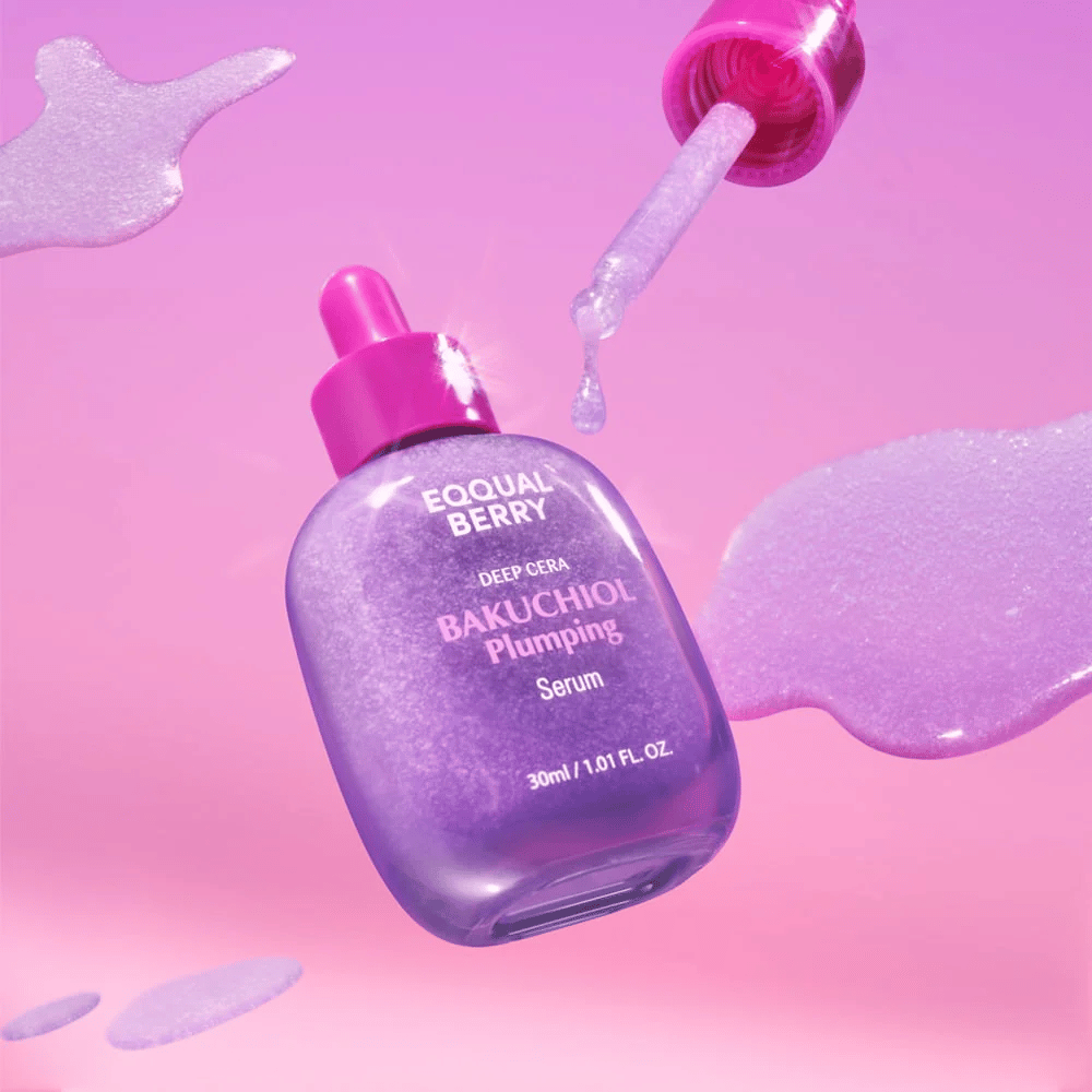 Equal Berry Bakuchiol Plumping Serum i en lilla skimrende flaske med rosa pipette. Serumdråper og bakgrunn i myke rosa toner for en luksuriøs følelse.