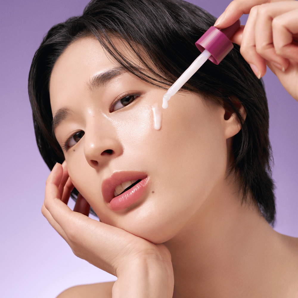 Bakuchiol Timeless Bloom Revitalizing Serum er et naturlig alternativ til retinol som hjelper til med å redusere fine linjer og ujevn hudtone. Med en mild formel er det perfekt for sensitiv hud og gir et strålende, fuktet utseende.