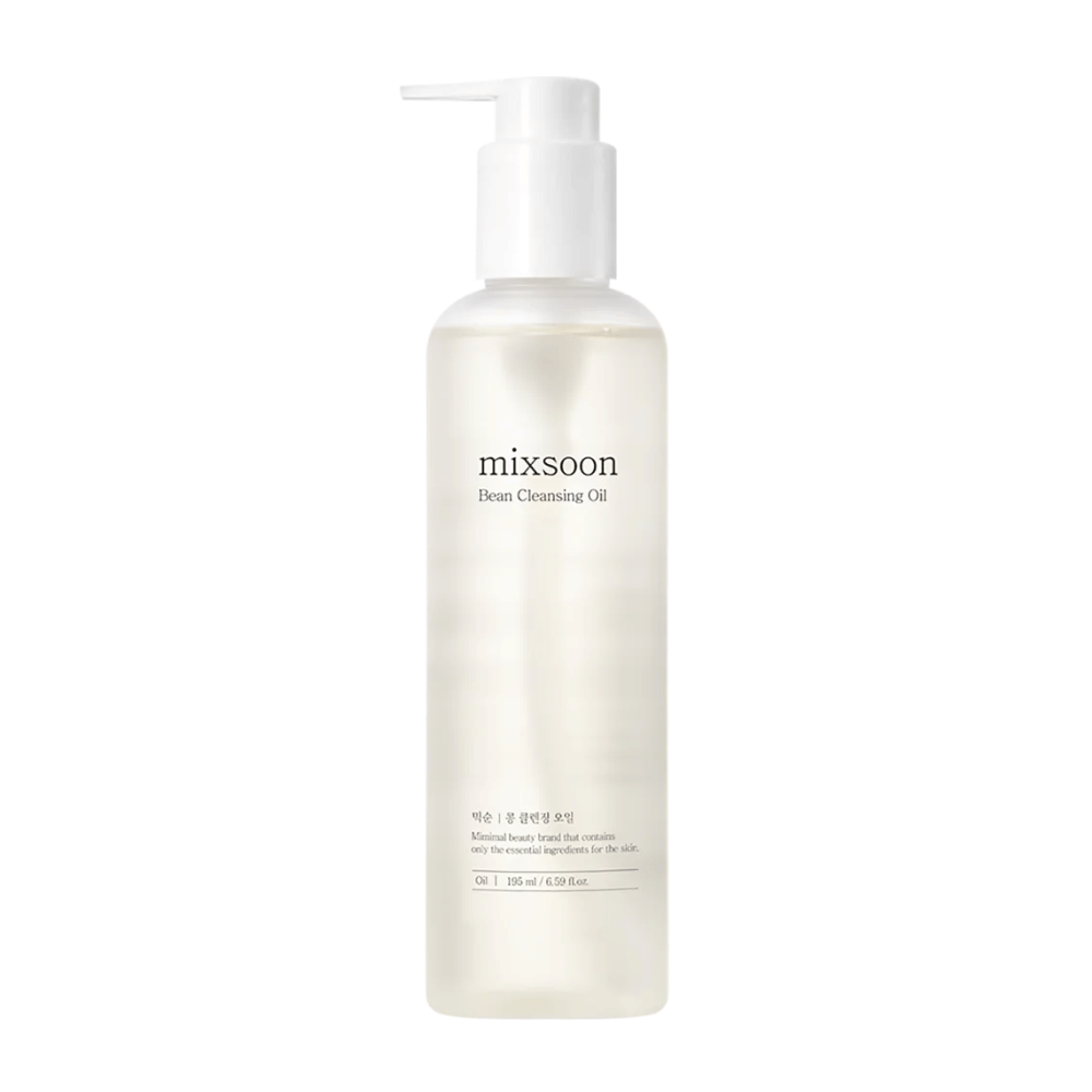 En gjennomsiktig flaske med en hvit pumpe og etikett som viser teksten "mixsoon Bean Cleansing Oil". Flasken inneholder en lys, nesten ugjennomsiktig væske og har et rent, minimalistisk design. Etiketten angir at det er en renseolje og angir også volumet som 195 ml. Bakgrunnen er helt hvit, noe som fremhever produktets enkelhet og renhet.