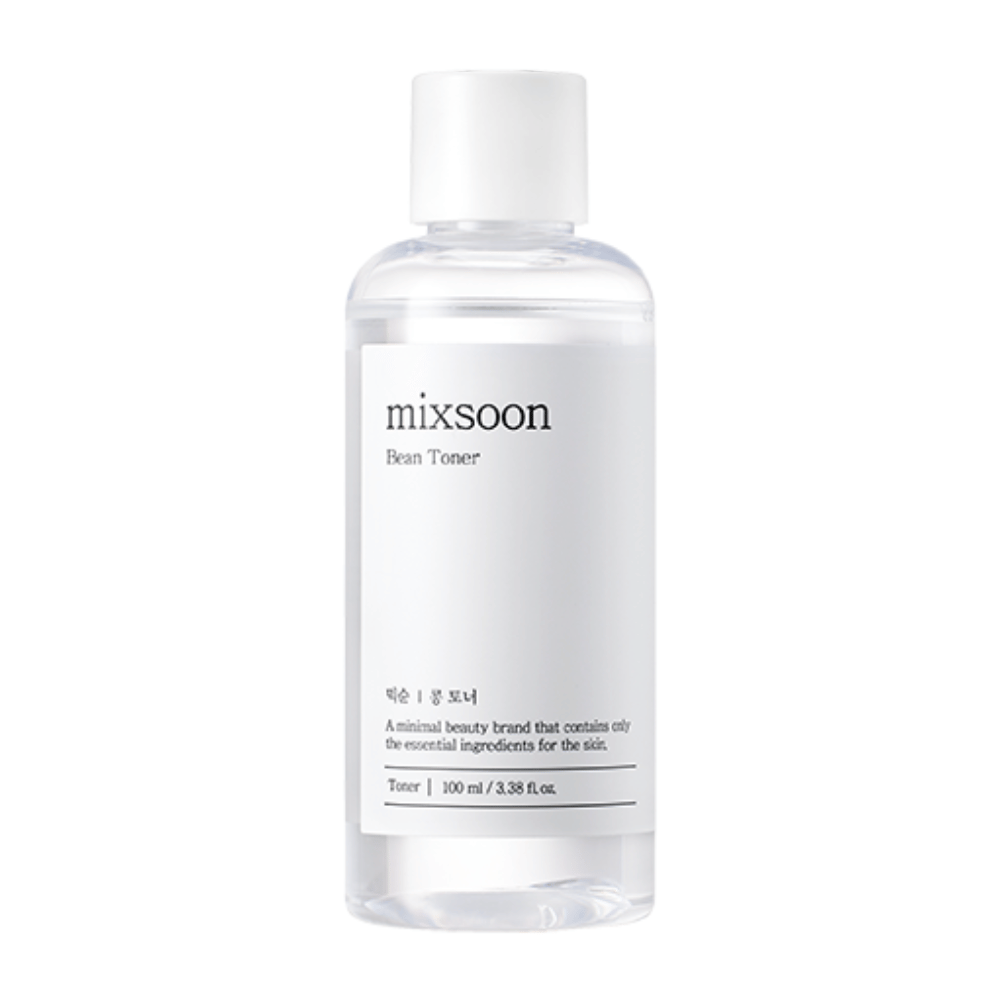 En gjennomsiktig plastflaske med hvit kork og hvit etikett som bærer teksten "mixsoon Bean Toner". Under merkenavnet finnes en beskrivelse på koreansk og teksten "A minimal beauty brand that contains only the essential ingredients for the skin". Produktet er en toner og inneholder 100 ml / 3.38 fl oz. Flasken og etiketten har en ren og minimalistisk design og er fotografert mot en helt hvit bakgrunn.