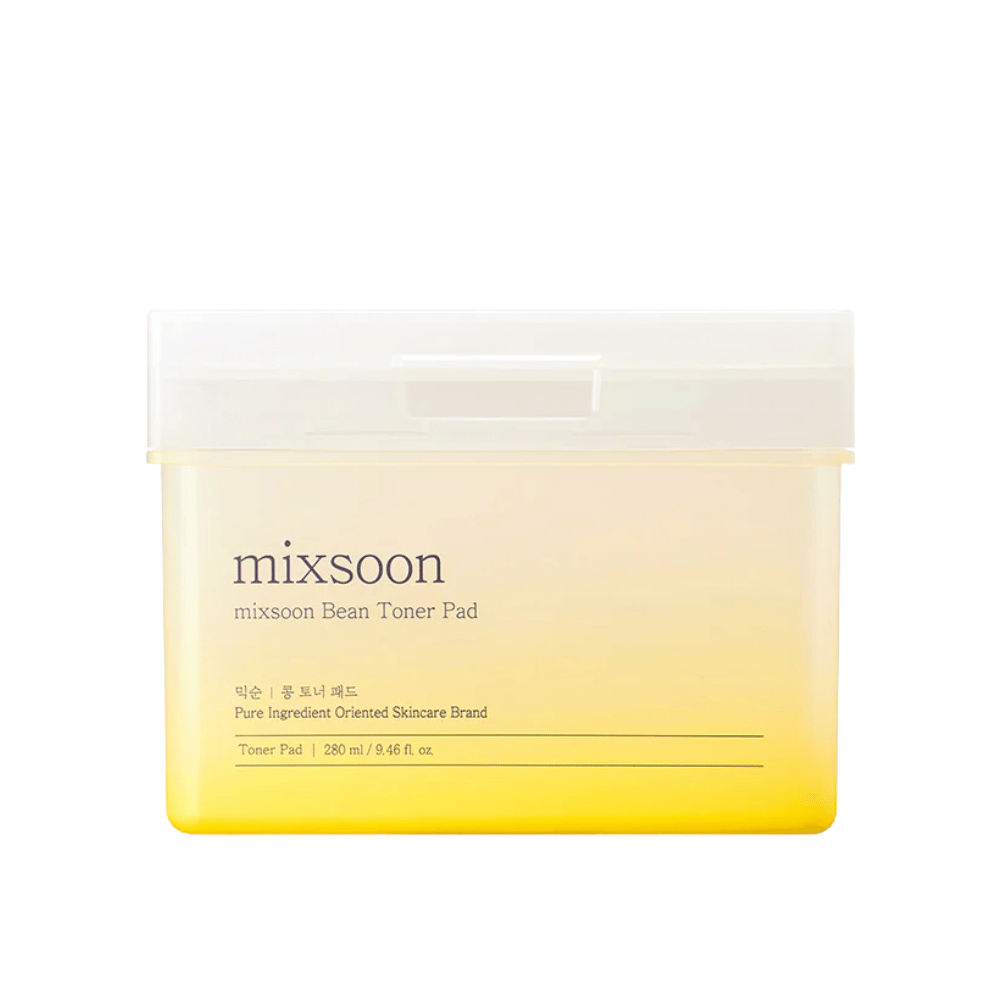 "En firkantet, gjennomsiktig beholder med Mixsoon Bean Toner Pad. Beholderen har en gulaktig tone og tekst som beskriver produktet, inkludert volumet 280 ml (9.46 fl. oz).