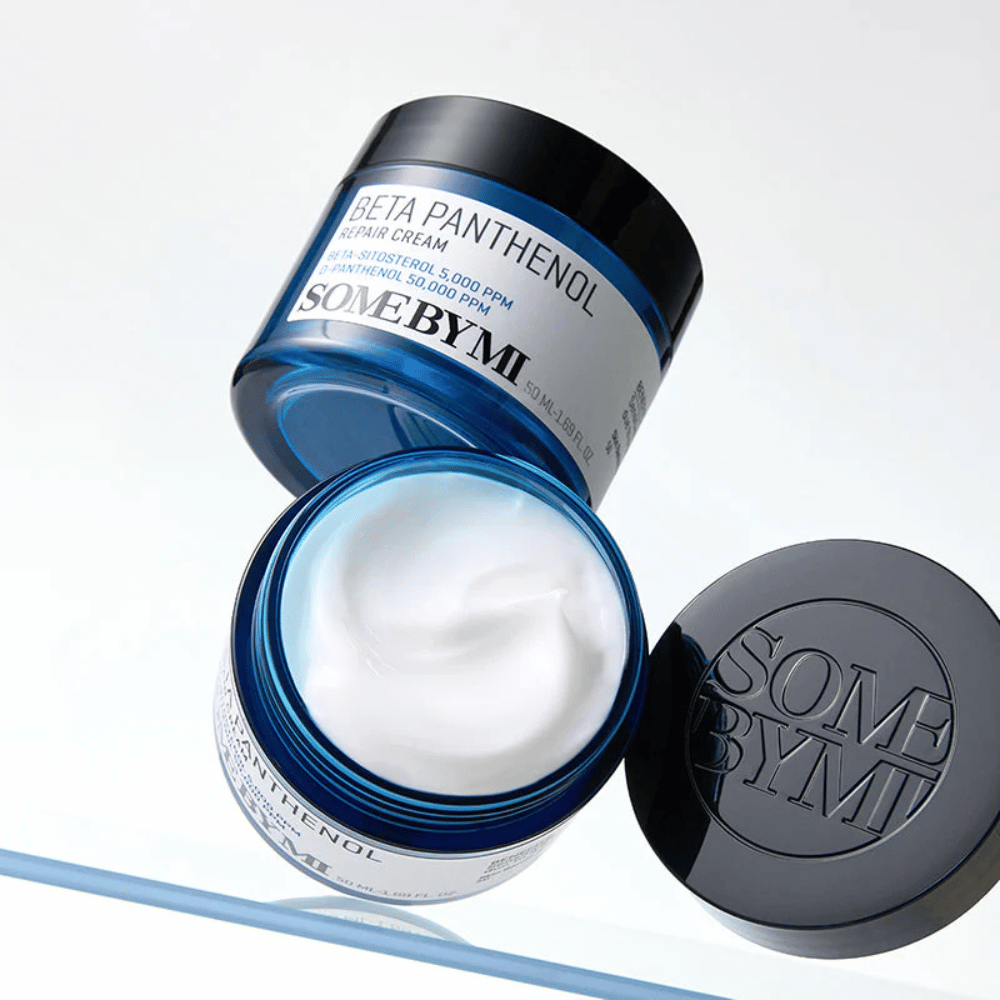 Åpen krukke med SOME BY MI Beta Panthenol Repair Cream – rik, myk formel for hudreparasjon og fuktbalanse.