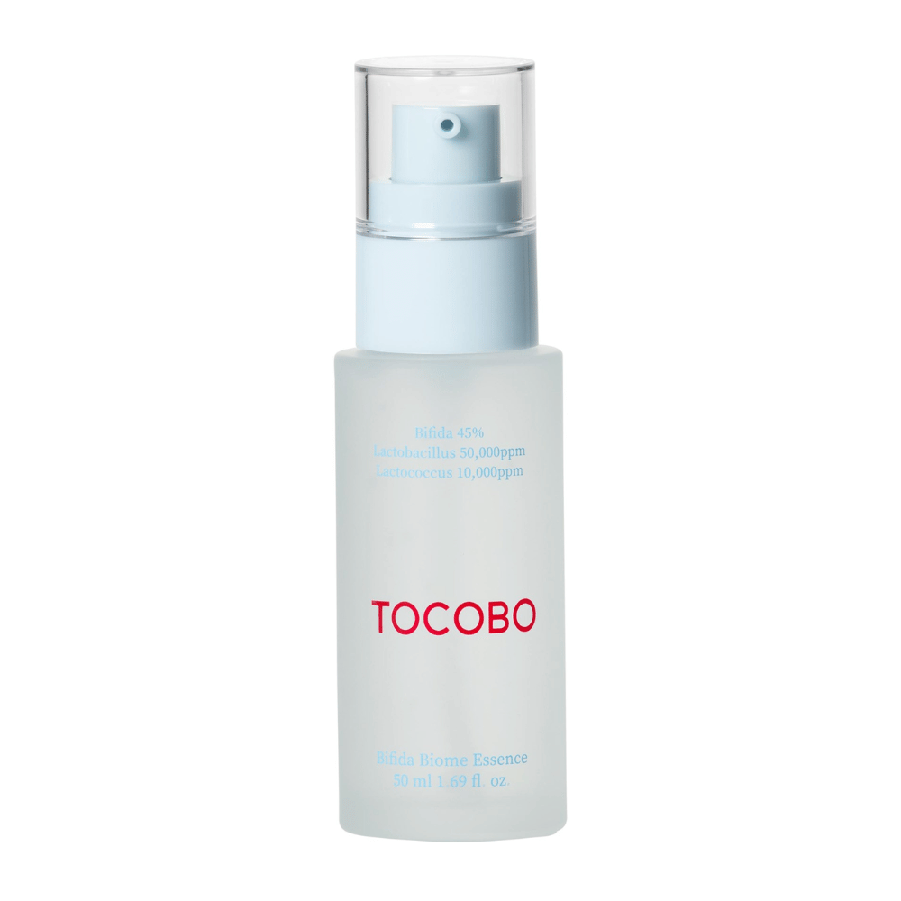 TOCOBO Bifida Biome Essence i en frostet pumpeflaske med lyseblå topp og gjennomsiktig lokk. Tekst på flasken viser at den inneholder 45 % Bifida, Lactobacillus og Lactococcus, 50 ml.
