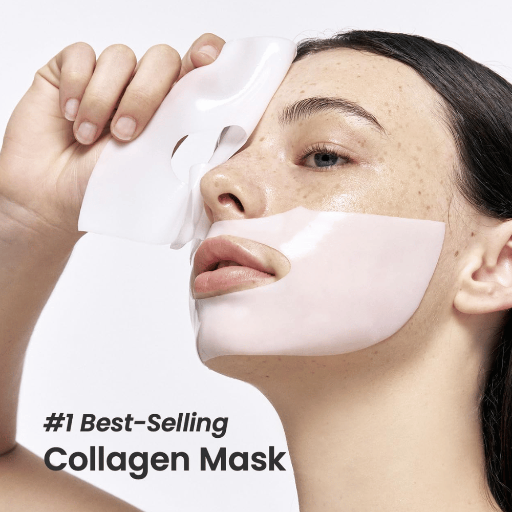 Bildet viser en ung kvinne som påfører Bio-Collagen Real Deep Mask fra Biodance, en ansiktsmaske som er merket som "#1 Best-Selling Collagen Mask". Masken er hvit og dekker hennes kinn og munn, noe som fremhever dens popularitet og effektivitet for hudpleie.