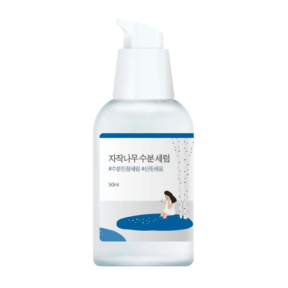 Round Lab Birch Juice Moisturizing Serum i gjennomsiktig pumpeflaske med blå og hvit etikett og illustrasjon av bjørk og jente, frilagt mot hvit bakgrunn.