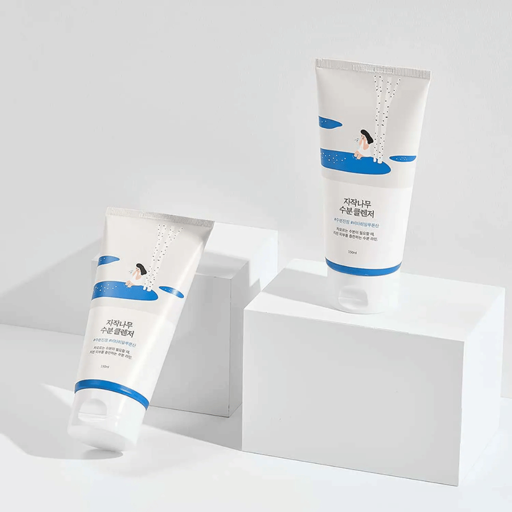 ROUND LAB Birch Juice Moisturizing Cleanser i to tuber på hvit bakgrunn, mild og fuktighetsgivende ansiktsrens med bjørkesevje som renser skånsomt og passer alle hudtyper, også sensitiv hud.