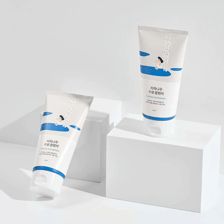 ROUND LAB Birch Juice Moisturizing Cleanser i to tuber på hvit bakgrunn, mild og fuktighetsgivende ansiktsrens med bjørkesevje som renser skånsomt og passer alle hudtyper, også sensitiv hud.