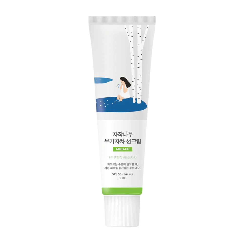 Birch Juice Moisturizing Mild Up Sunscreen SPF 50+ PA++++ – solkrem i hvit tube med illustrasjon av bjørker og jente ved vannløp, 50 ml.
