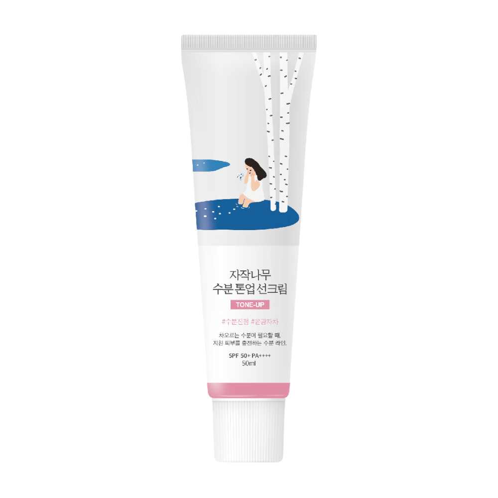 En hvit tube med Birch Juice Moisturizing Tone Up Sunscreen. Tuben har en illustrasjon av en kvinne som sitter ved en bjørk ved siden av en vannpytt. Teksten på tuben er på koreansk og angir at produktet har SPF 50+ PA++++ og inneholder 50 ml.