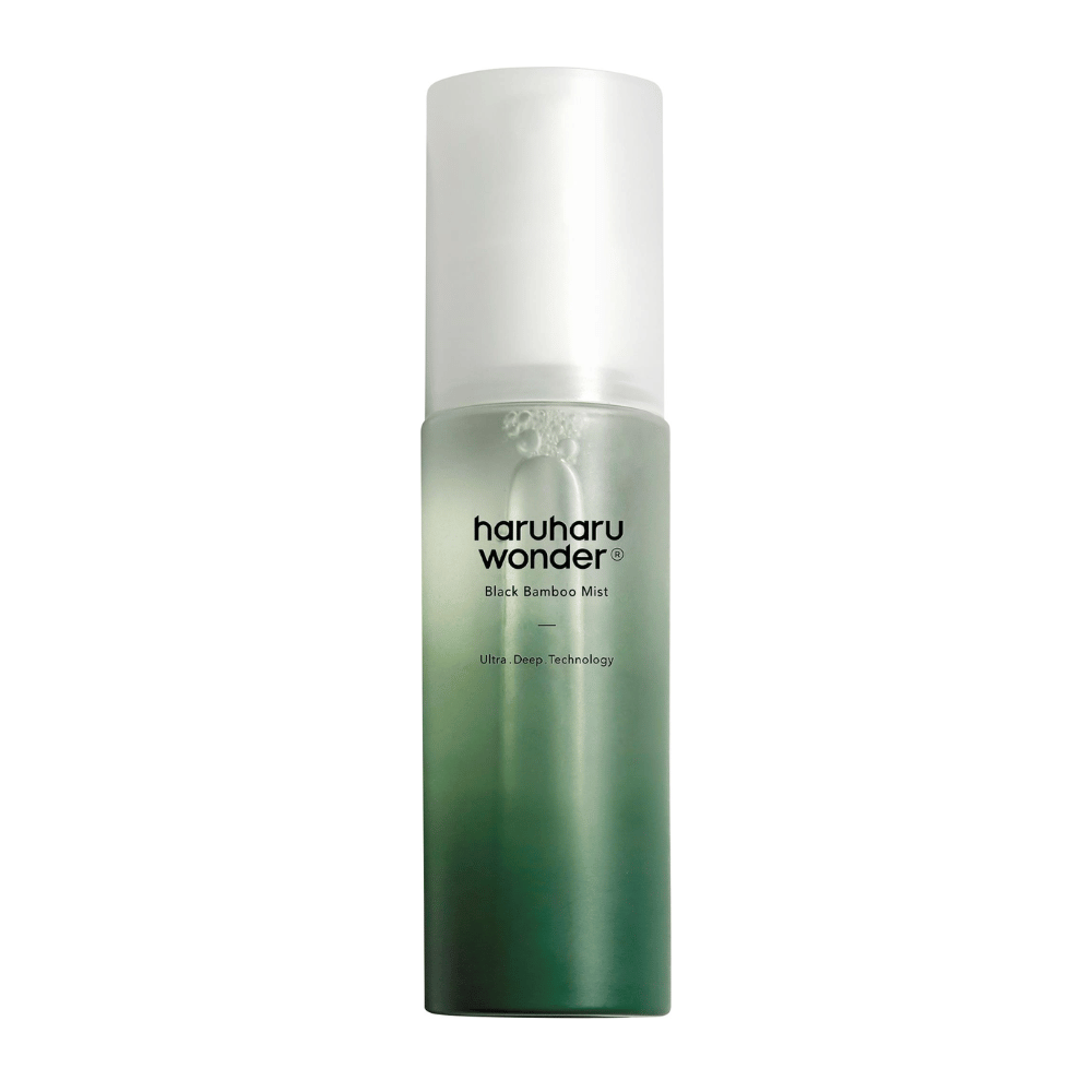 Bilde av HaruHaru Wonder Black Bamboo Mist, som vises i en elegant og moderne flaske. Produktet er en fuktighetsgivende mist med en gradient av grønt, som signaliserer friskhet og natur. Flasken har en hvit pumpe og er designet for å gi huden dyp fuktighet ved hjelp av innovativ teknologi.
