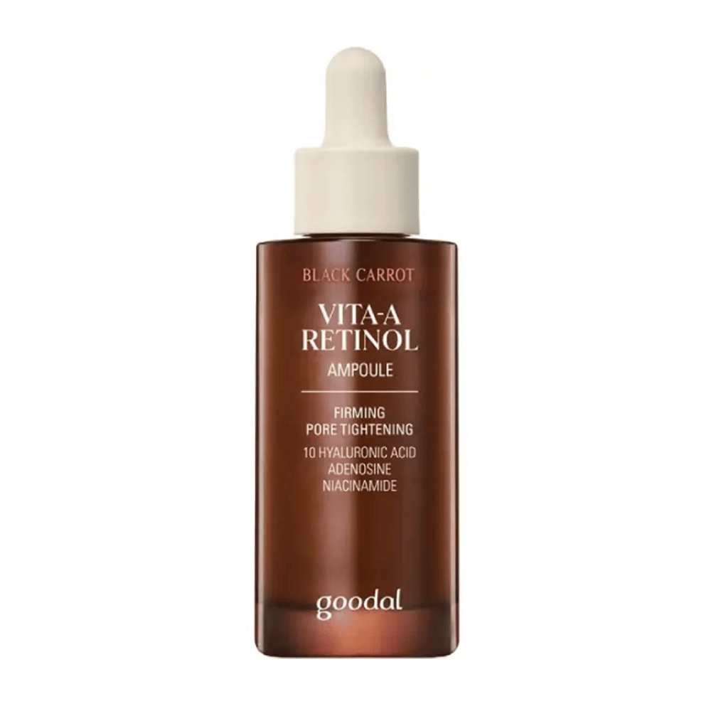 Flasken med Goodal Black Carrot Vita-A Retinol Firming Ampoule vises. Den har en beige pipette og en mørkebrun flaske. Etiketten beskriver produktet som "Vita-A Retinol Ampoule" og nevner egenskaper som "Firming Pore Tightening", samt ingrediensene 10% hyaluronsyre, adenosin og niacinamid.