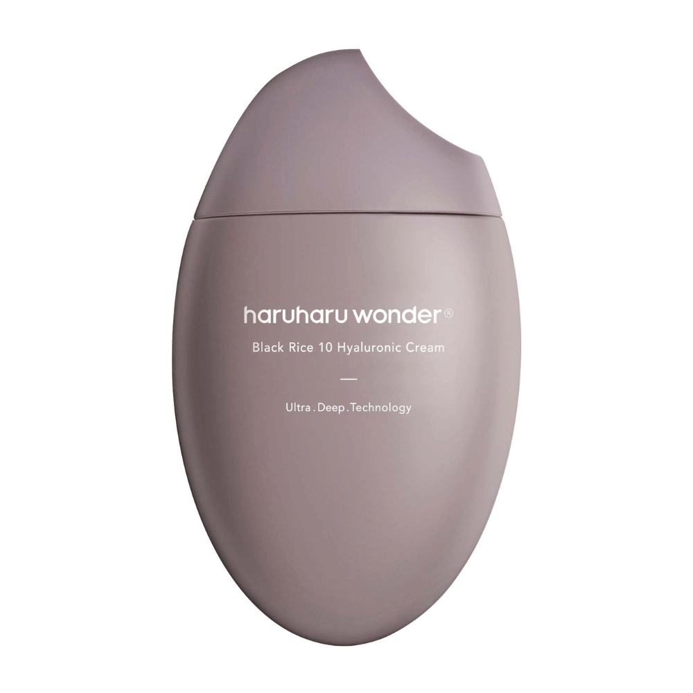 En glatt og stilren emballasje av "Haruharu Wonder Black Rice 10 Hyaluronic Cream", merket med hvit tekst. Emballasjen bruker "Ultra Deep Technology" som antyder en avansert formel for dyp fuktighet av huden.