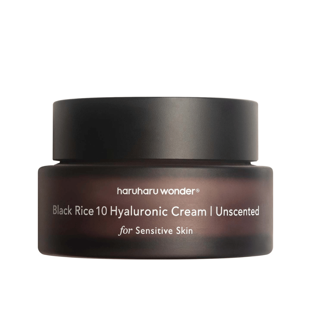 Bildet viser en hudkremkrukke fra merket haruharu wonder. Produktet heter "Black Rice 10 Hyaluronic Cream" og er spesielt utviklet for sensitiv hud, noe som fremgår av teksten.