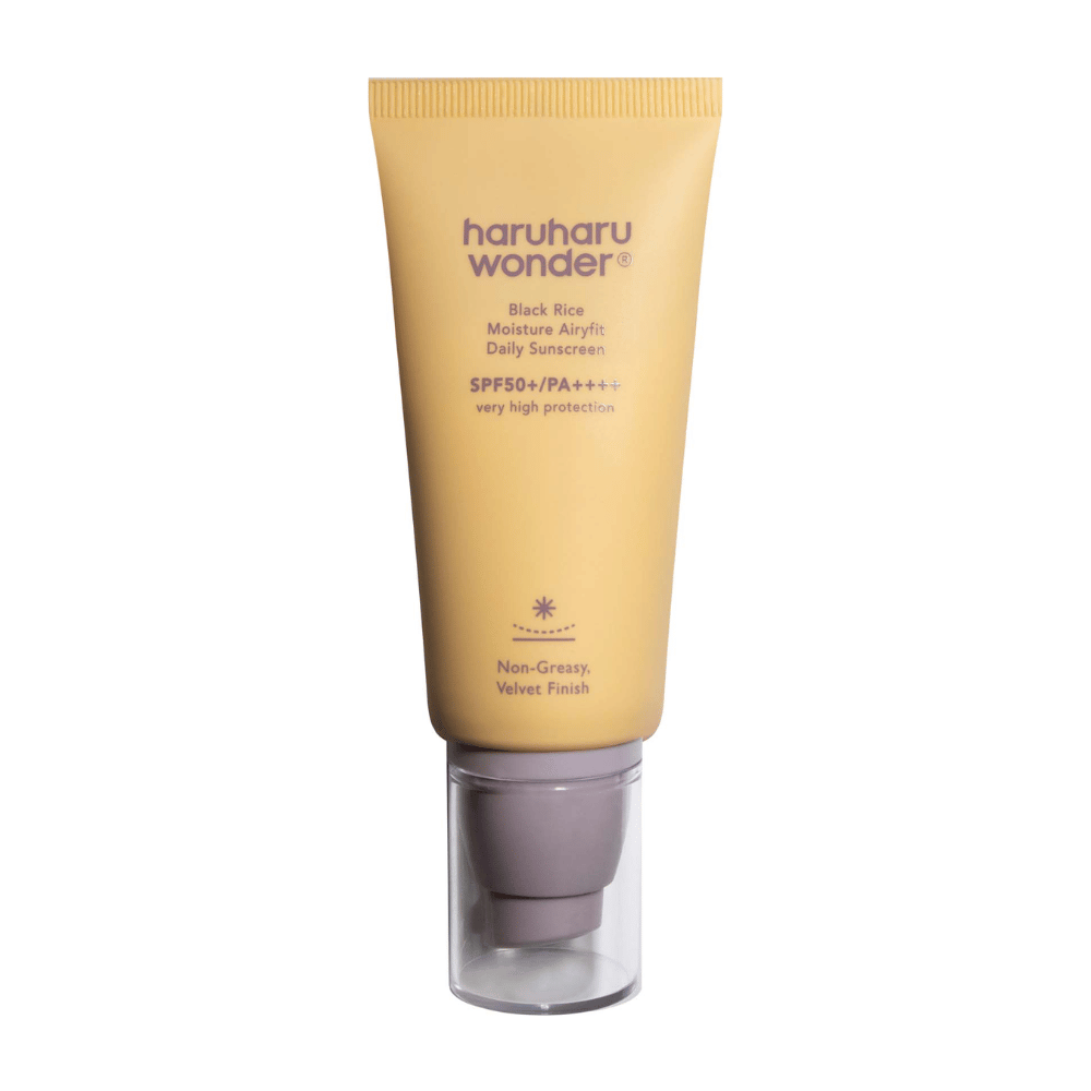 En gul tube med Haruharu Wonder Black Rice Moisture Airyfit Daily Sunscreen SPF 50+ PA++++. Tuben har en gjennomsiktig kork og tekst som beskriver solkremens høye beskyttelsesnivå samt dens ikke-fete, fløyelsmyke finish.