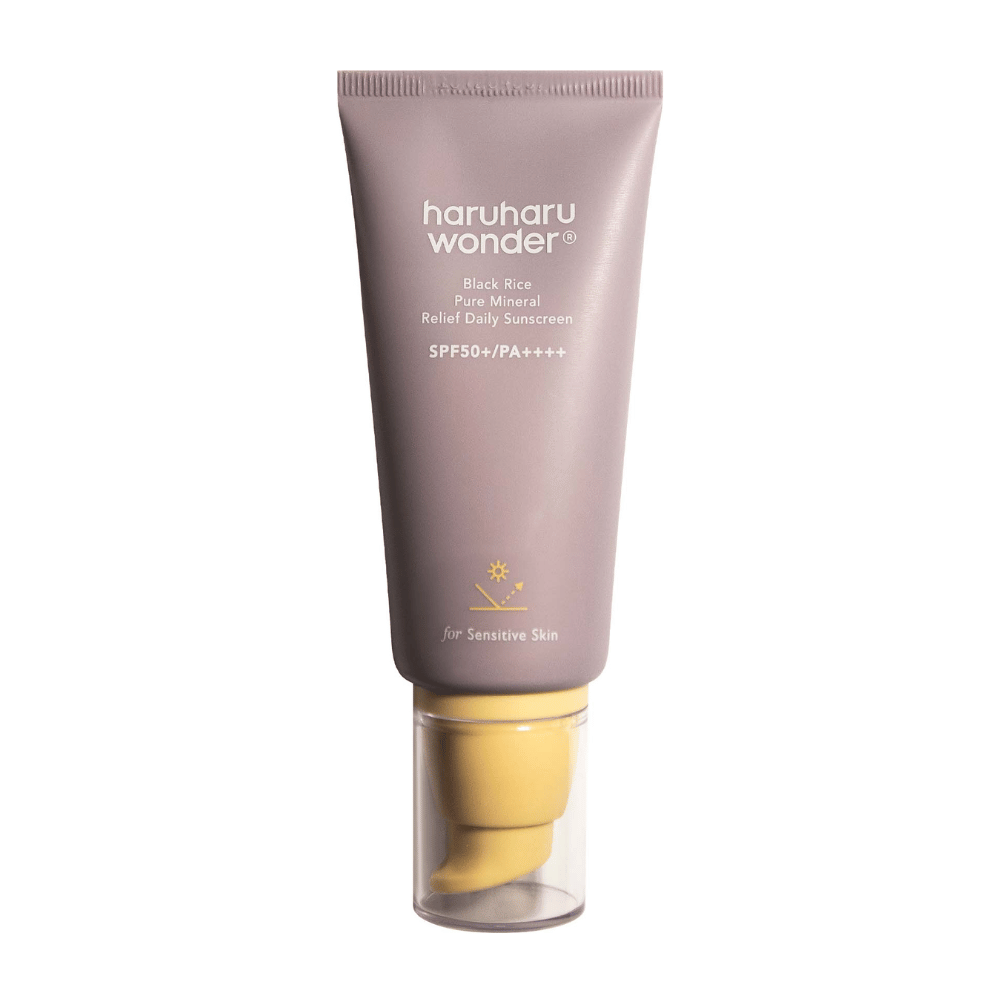En lilla tube med Haruharu Wonder Black Rice Pure Mineral Relief Daily Sunscreen SPF 50+ PA++++. Tuben har en gjennomsiktig kork og tekst som beskriver solkremens høye beskyttelsesnivå, spesielt tilpasset for sensitiv hud.