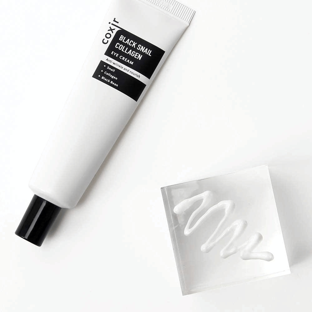 Dette er et bilde av "Black Snail Collagen Eye Cream". Det er en øyekrem som inneholder ingredienser som snegleslim og kollagen, som er kjent for sine fuktighetsgivende og nærende egenskaper. Produktet markedsføres for å kunne gi huden elastisitet og næring.