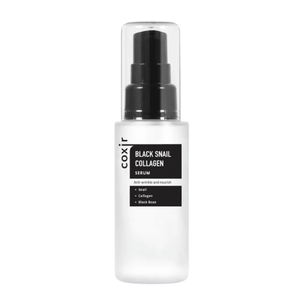 Bildet viser en flaske av "Black Snail Collagen Serum". Produktet er ment for hudpleie, med anti-rynke egenskaper og næring. Fremhevede ingredienser er snegleslim, kollagen og svart bønne.
