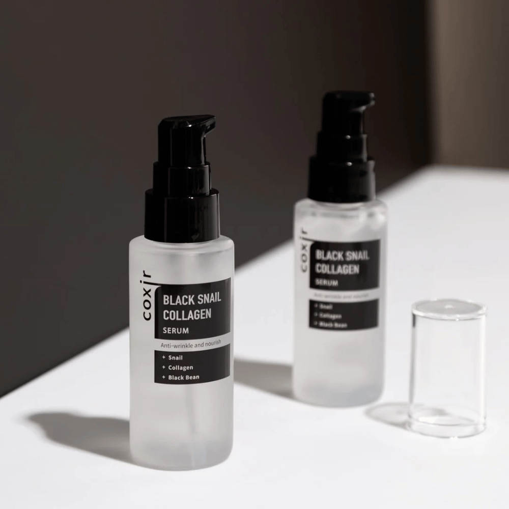  Bildet viser to flasker av "Black Snail Collagen Serum". Serumet markedsføres som anti-rynke og næringsgivende, med ingredienser som snegleslim, kollagen og svart bønne.