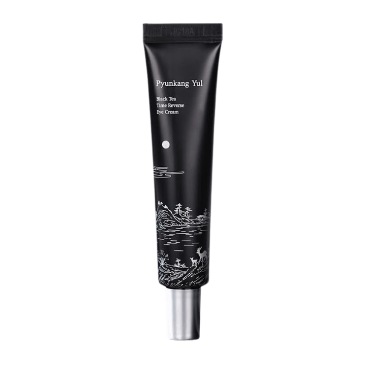 Pyunkang Yul Black Tea Time Reverse Eye Cream 25 ml i svart tube med fermentert svart te, peptider og fuktighetsgivende ingredienser for området rundt øynene.