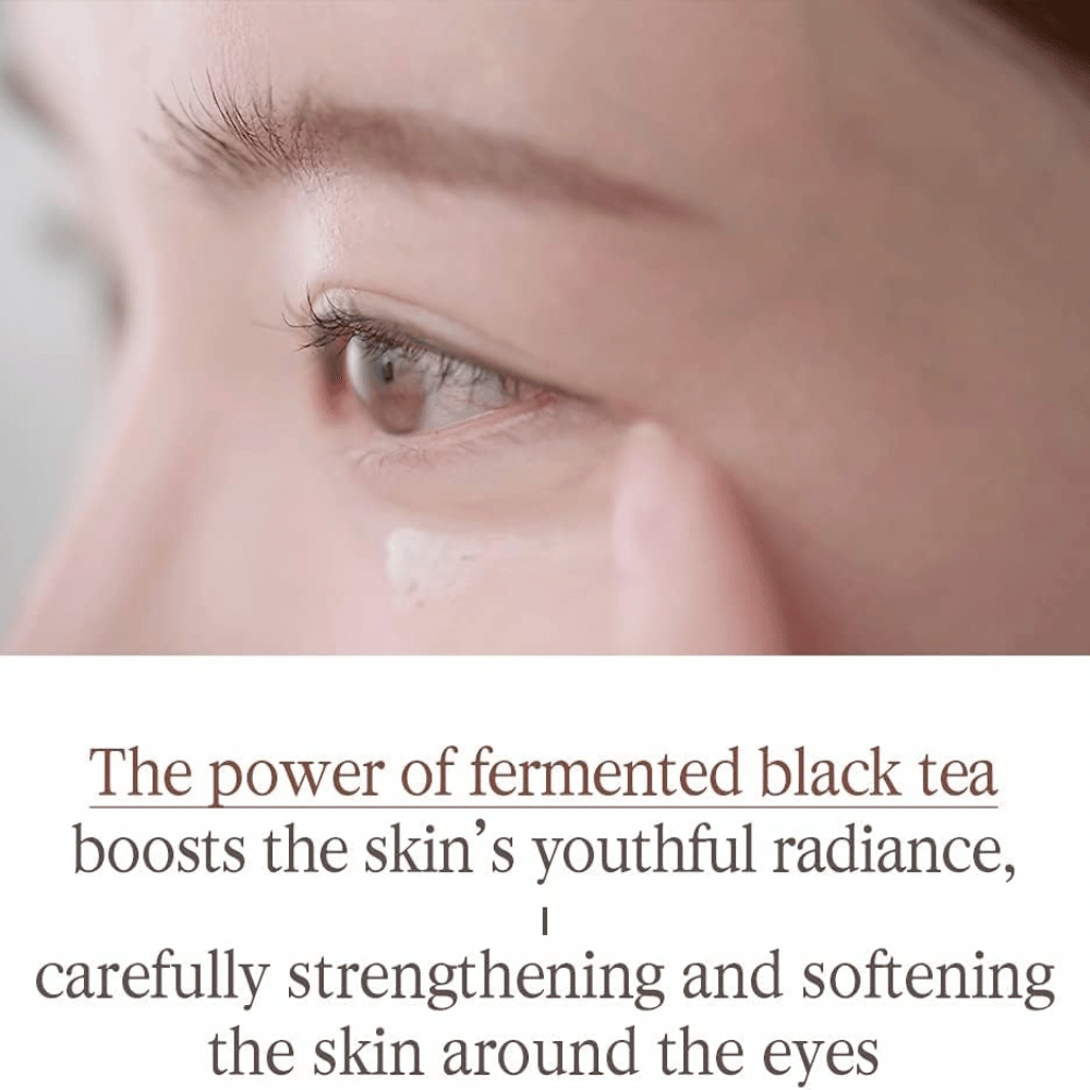 Pyunkang Yul Black Tea Time Reverse Eye Cream med fermentert svart te som pleier den sensitive huden rundt øynene og bidrar til en mykere følelse.