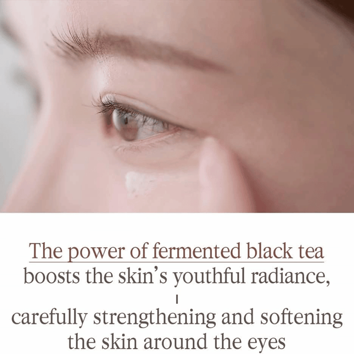 Pyunkang Yul Black Tea Time Reverse Eye Cream med fermentert svart te som pleier den sensitive huden rundt øynene og bidrar til en mykere følelse.