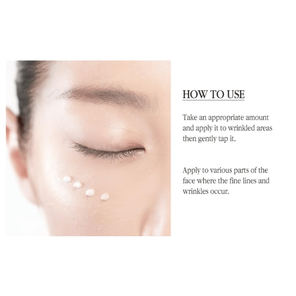 Pyunkang Yul Black Tea Time Reverse Eye Cream påføres skånsomt rundt øynene for å pleie fine linjer og gi huden et glattere utseende.