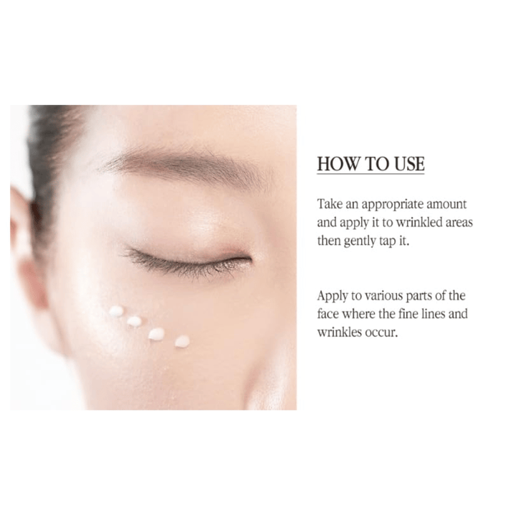 Pyunkang Yul Black Tea Time Reverse Eye Cream påføres skånsomt rundt øynene for å pleie fine linjer og gi huden et glattere utseende.