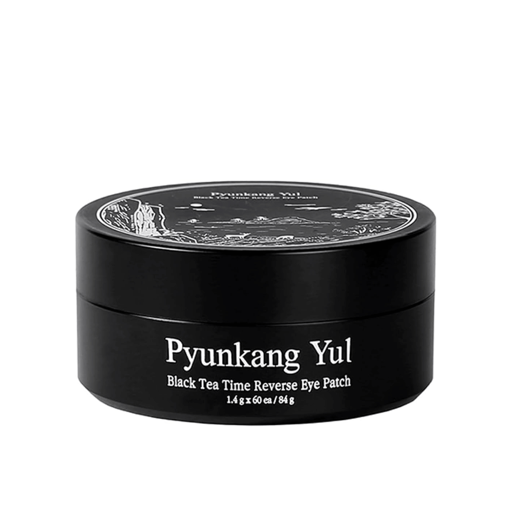 Frilagt produktbilde av Pyunkang Yul Black Tea Time Reverse Eye Patch i svart emballasje med stilren og minimalistisk design mot lys bakgrunn.