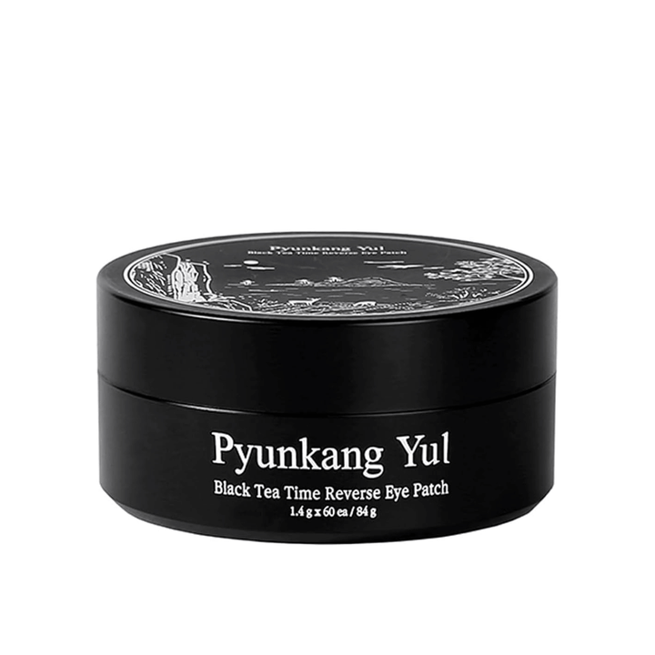 Frilagt produktbilde av Pyunkang Yul Black Tea Time Reverse Eye Patch i svart emballasje med stilren og minimalistisk design mot lys bakgrunn.