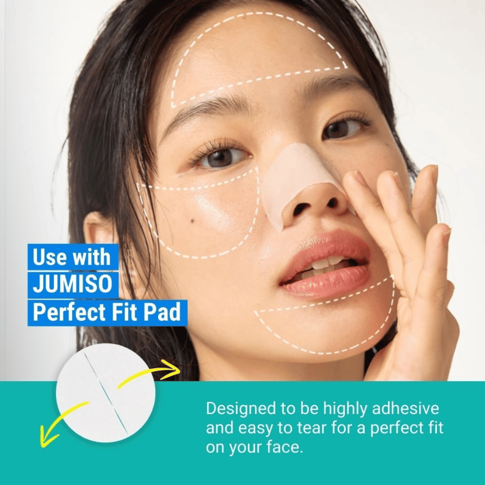 Kvinna applicerar JUMISO Blackhead Melting Softener med Perfect Fit Pad. Produkten löser upp pormaskar och anpassar sig perfekt till ansiktet.