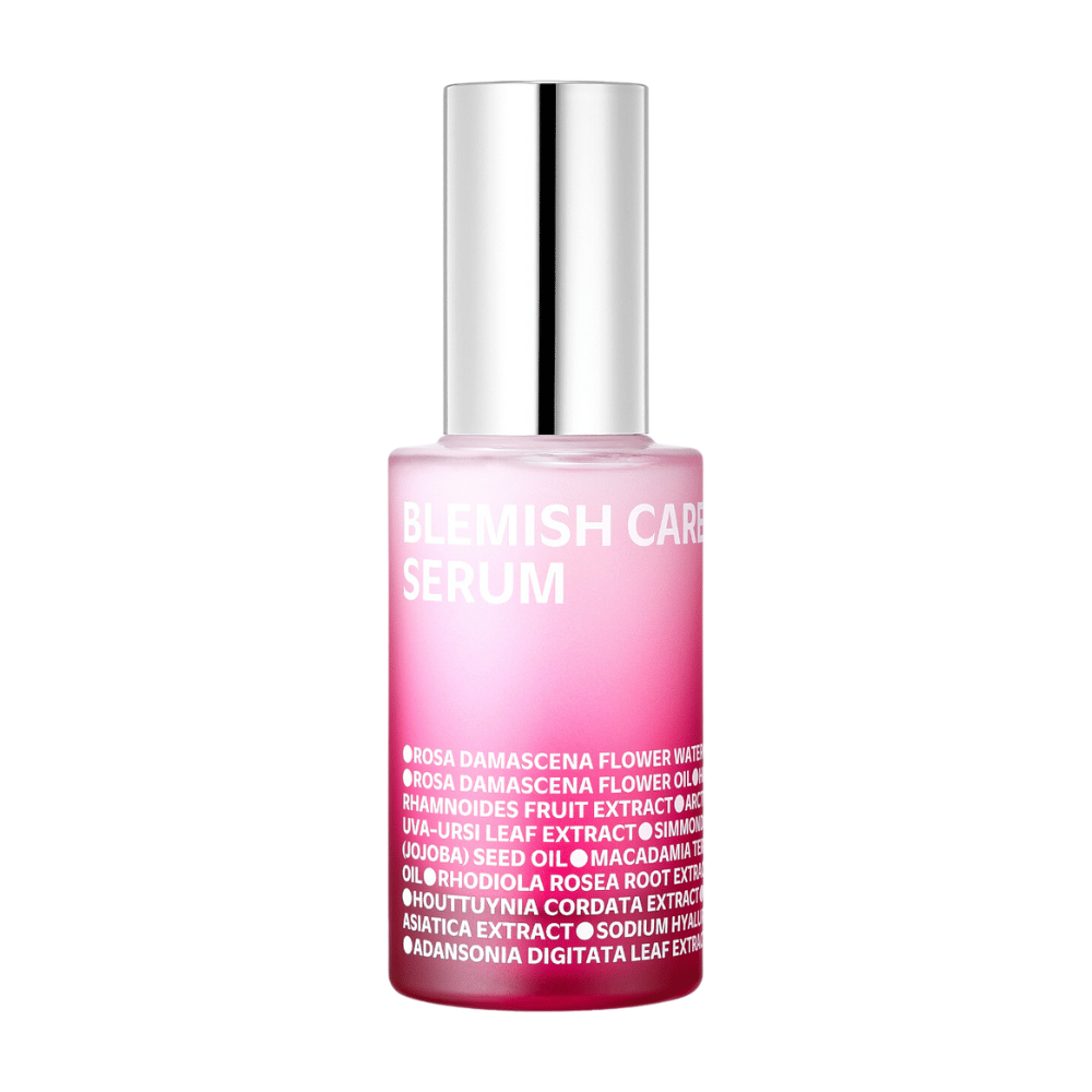 En ensom flaske Blemish Care Serum med en overtonet rosa design og sølvfarget kork, stående mot en hvit bakgrunn. Teksten på flasken lister ingredienser som blant annet rosevann, oljer og ekstrakter, trykt i hvitt på forsiden.