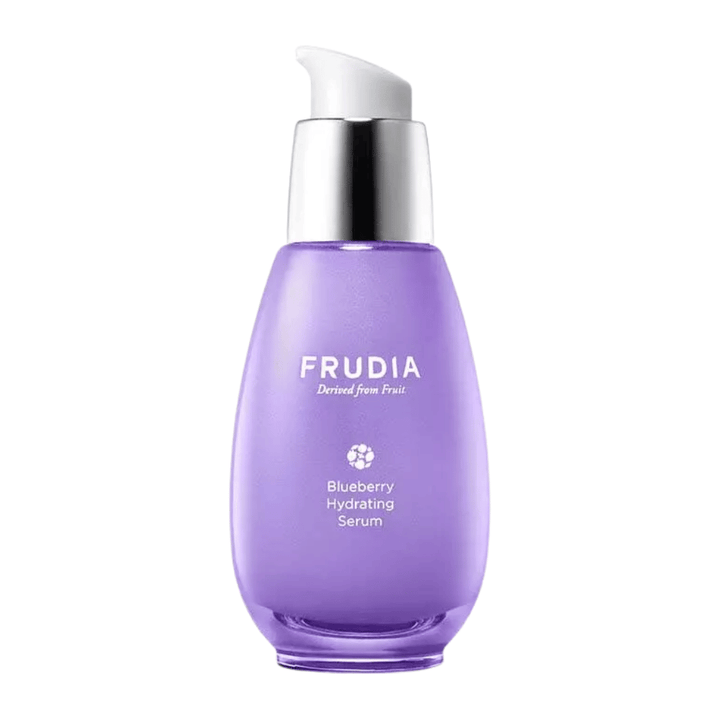 FRUDIA Blueberry Hydrating Serum i lilla flaske med pumpe, fuktighetsgivende ansiktsserum med blåbærekstrakt som styrker hudbarrieren og gir myk, klar hud.