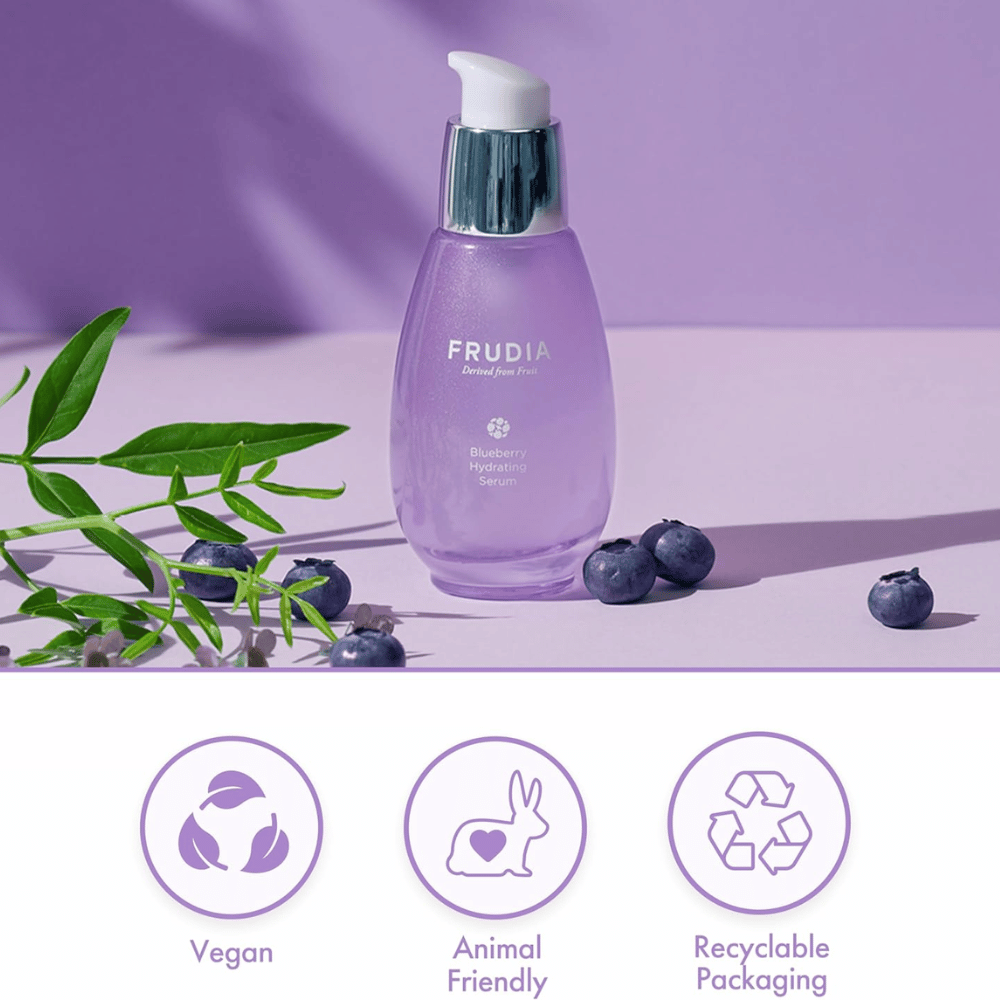 FRUDIA Blueberry Hydrating Serum med blåbærekstrakt, vegansk formel, cruelty-free og resirkulerbar emballasje, utviklet for fuktighet og glød.