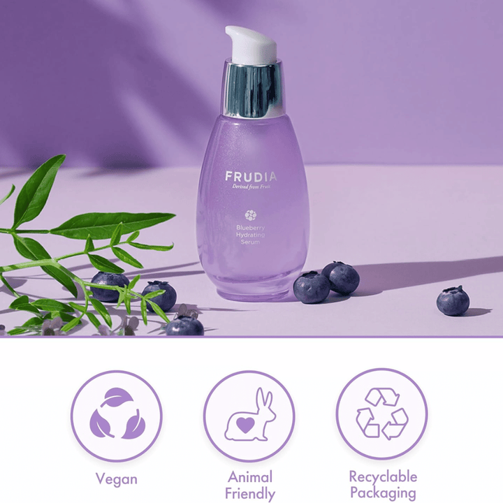 FRUDIA Blueberry Hydrating Serum med blåbærekstrakt, vegansk formel, cruelty-free og resirkulerbar emballasje, utviklet for fuktighet og glød.
